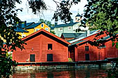 Porvoo (Borg), gli antichi magazzini rosso ruggine allineati lungo le rive del fiume Porvoonjoki, vera icona della citt.  